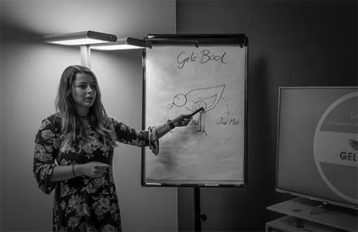 Strategieentwicklung am Flipchart in der Agentur